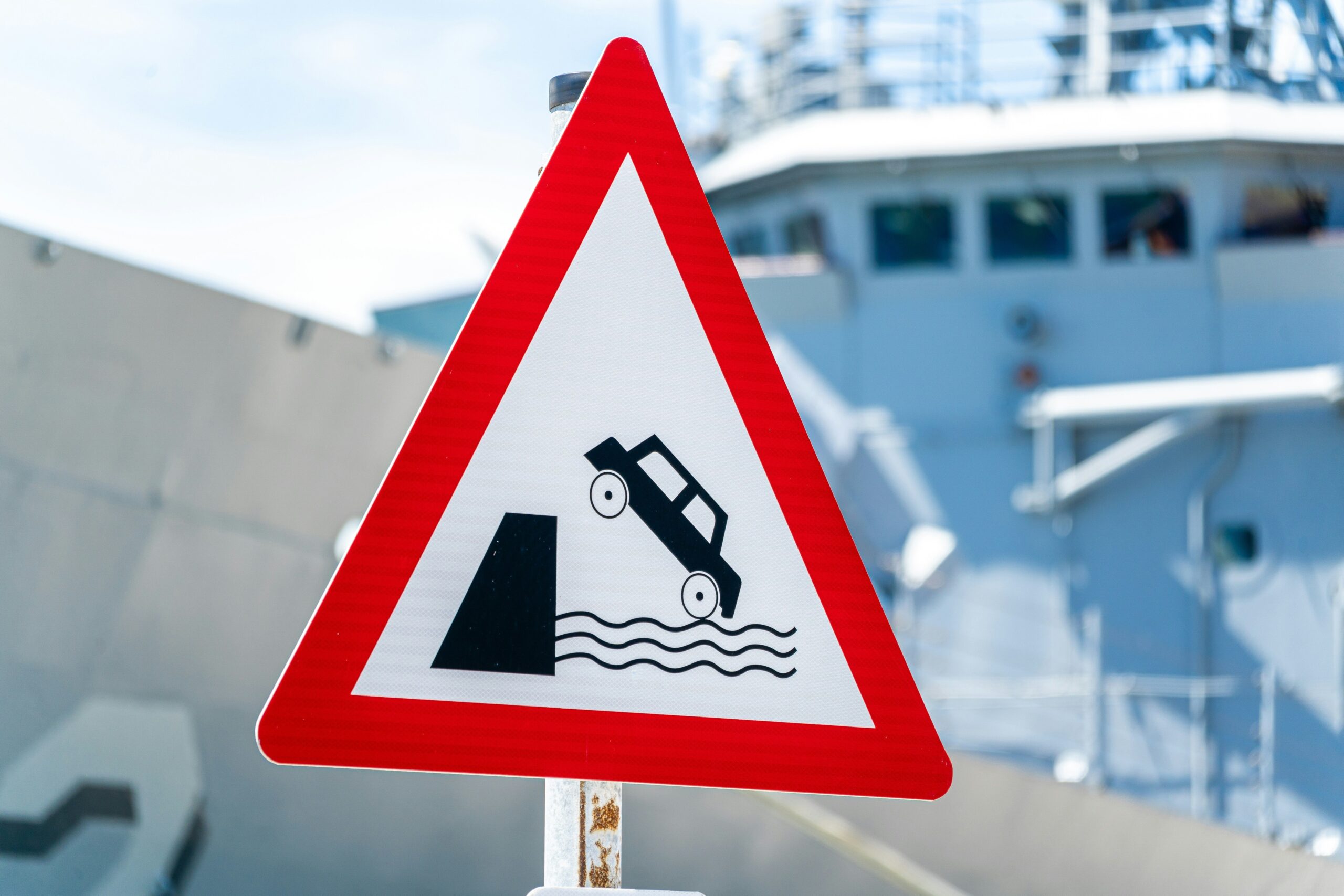 Illustration of safety tips while operating a rented boat.