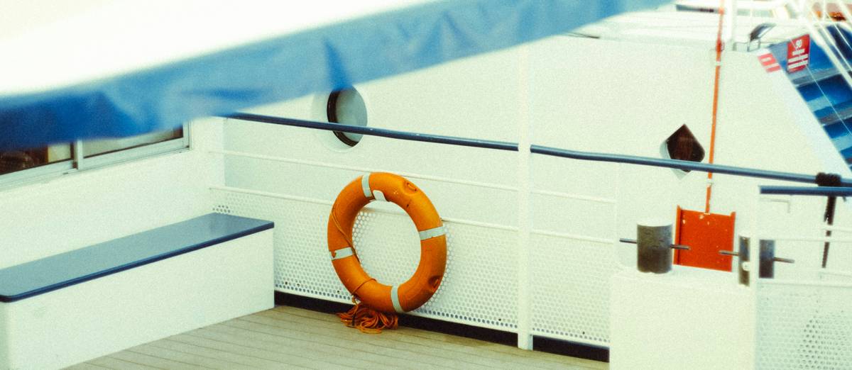 Infographic showing key risks of not having marine insurance while renting a boat.